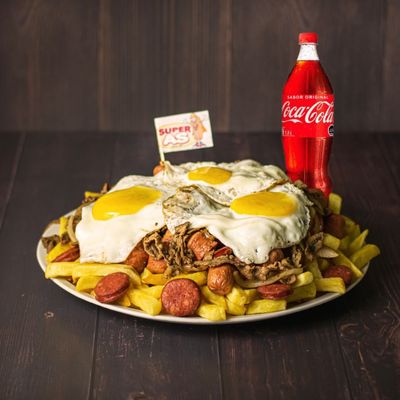 Chorrillana Clásica 4 personas  + Bebida 1.5Lts 